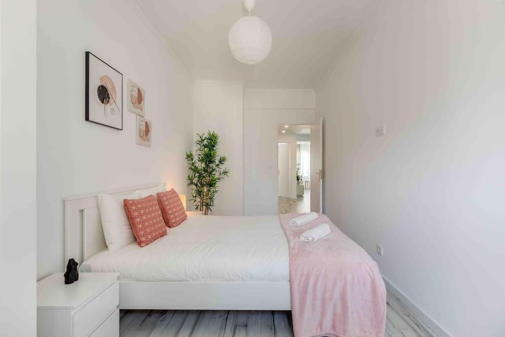 Lovely 3-Bedroom Condo W/ Free Parking On Premises Queluz Zewnętrze zdjęcie