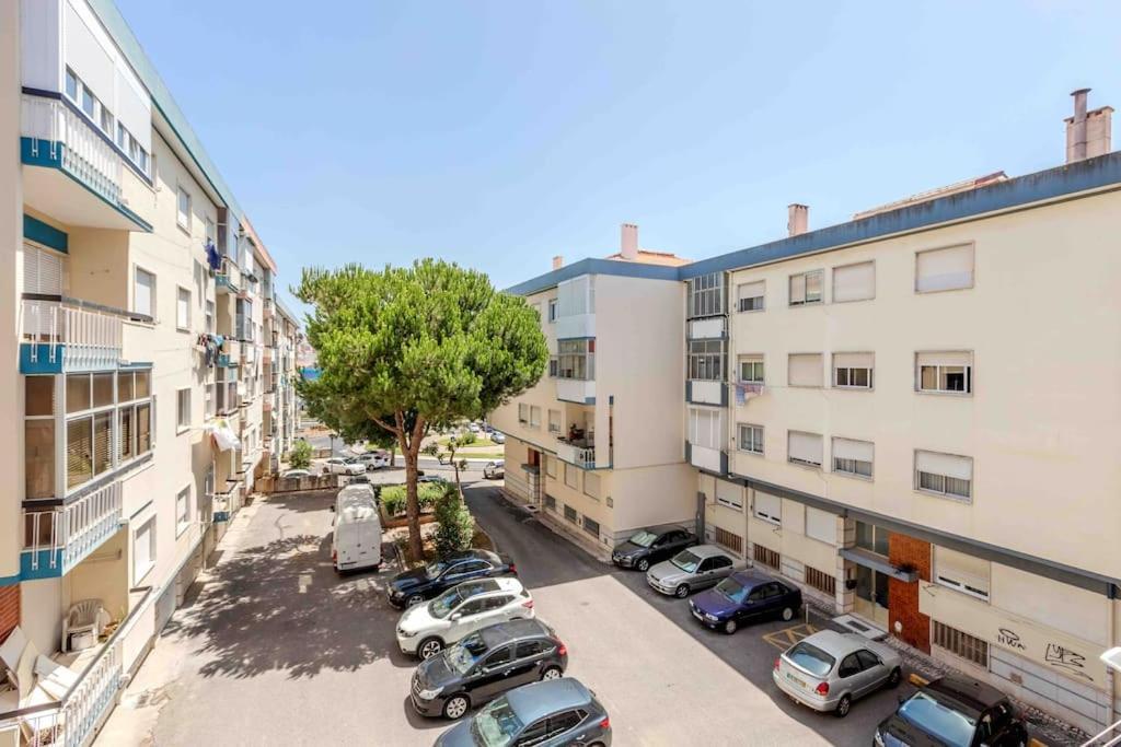 Lovely 3-Bedroom Condo W/ Free Parking On Premises Queluz Zewnętrze zdjęcie