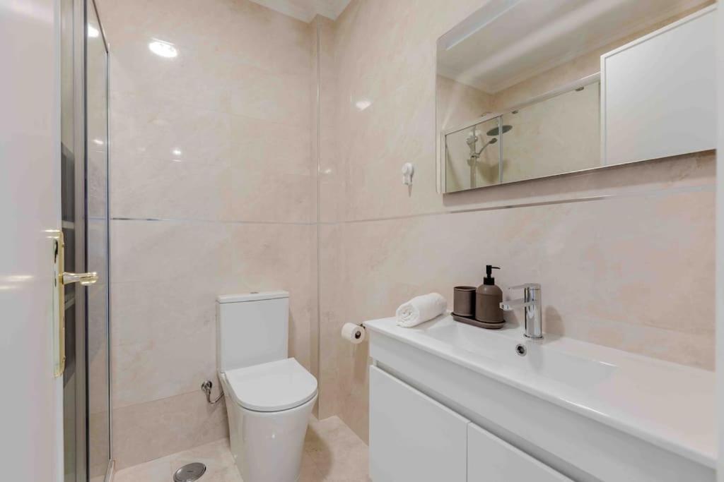 Lovely 3-Bedroom Condo W/ Free Parking On Premises Queluz Zewnętrze zdjęcie