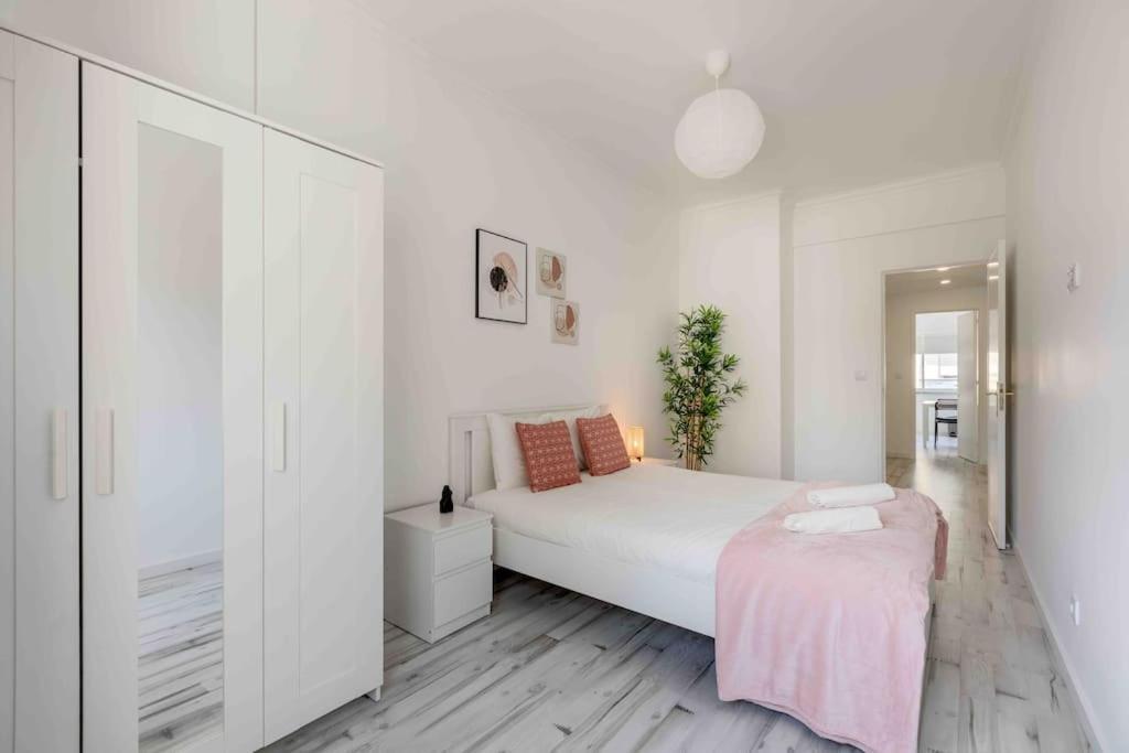 Lovely 3-Bedroom Condo W/ Free Parking On Premises Queluz Zewnętrze zdjęcie